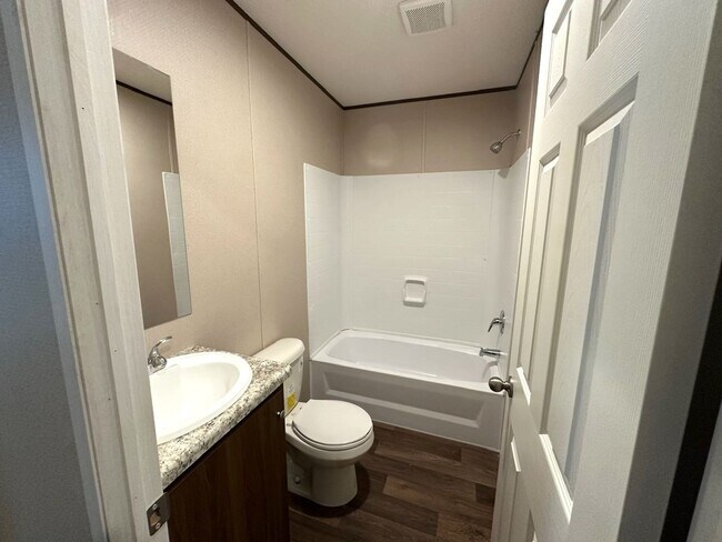 Building Photo - Brand new Efficiency 1 BR mobile home with large bonus room