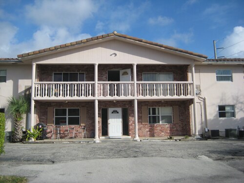 Primary Photo - Maya Palm Apartments