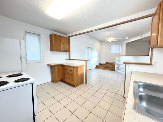 Building Photo - Large 2 Bed, 1 Bath