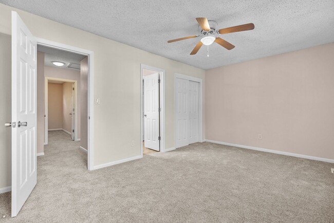 Building Photo - VB Townhouse 3 bedroomReady for quick move in