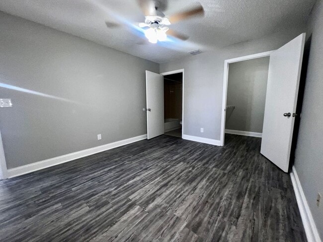 Building Photo - Remodeled 1st floor 2/2 Tradewinds Condo i...