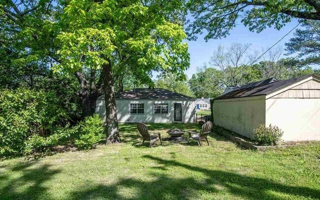 Building Photo - Beautiful three Bedroom One Bathroom For Rent