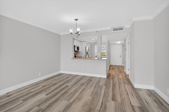 Building Photo - 7076 Huntington Ln