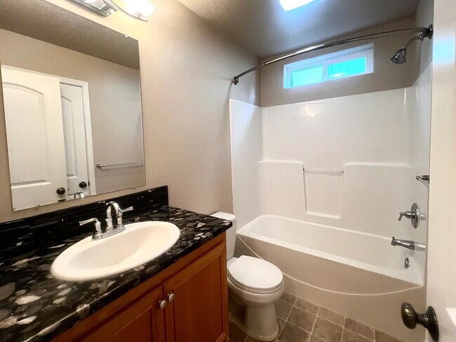 Building Photo - "Charming 3-Bedroom Oasis with Cozy Fireplace in Veneta – 1268 Sq Ft of Comfort!"