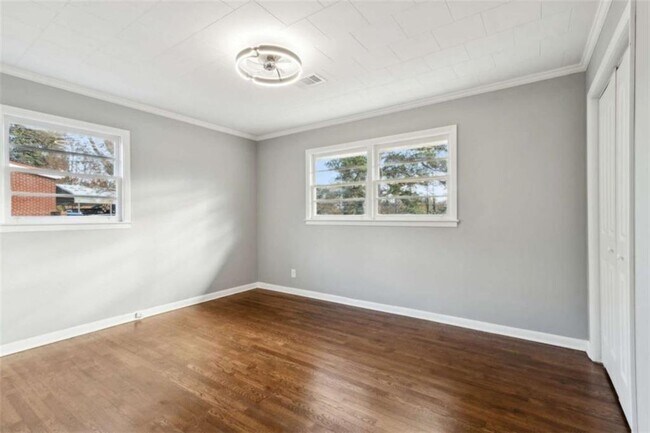 Building Photo - 269 Elks St