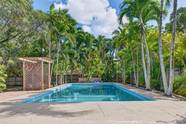 Building Photo - 1250 NE 133rd St