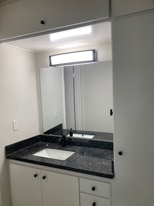 Building Photo - Updated extra large one bedroom at Woodlake