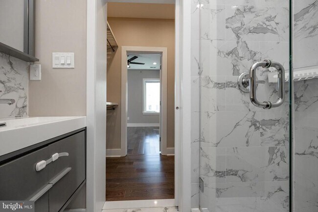 Building Photo - 1443 N Hollywood St