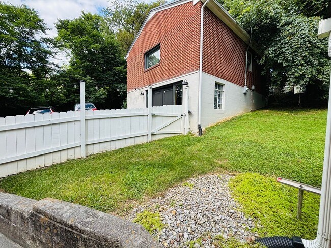 Building Photo - 307 Ellett Rd