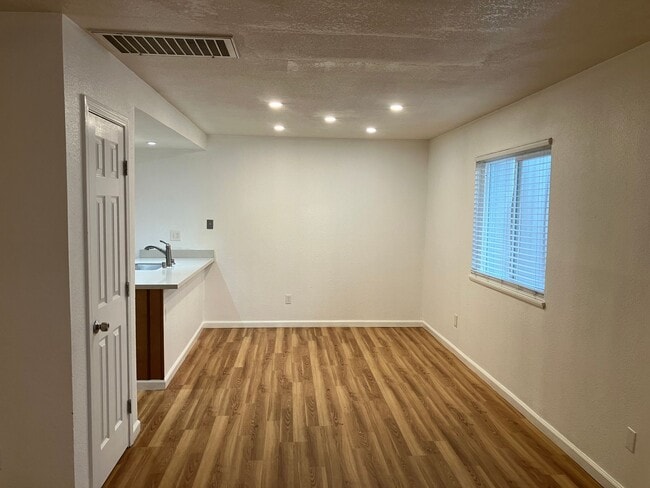 Building Photo - 1716 Sylvan Ave