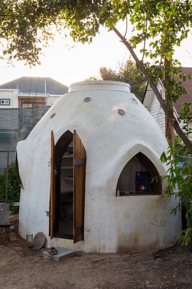 bonus artists dome - 2631 Kenwood Ave