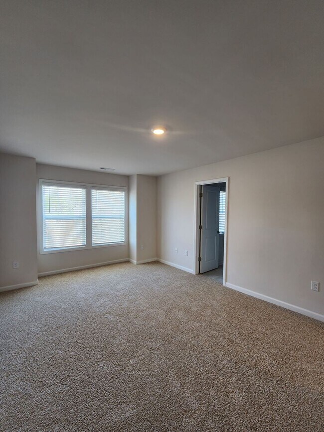 Building Photo - **6 Month Lease** Hendersonville Rental!