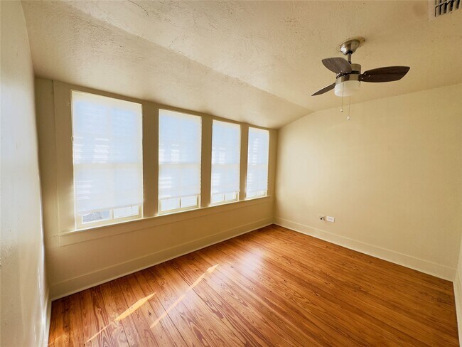 Building Photo - 409 Botts St