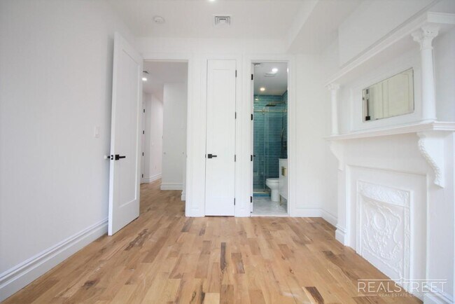 Building Photo - Charming Brand New 2.5 Bed 2 Bath with Ter...