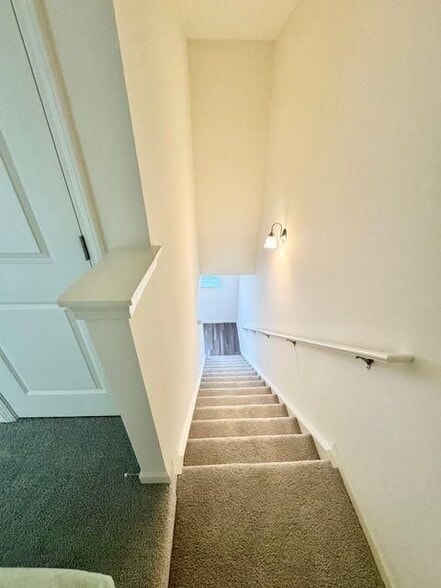 Building Photo - 502 Robson Dr