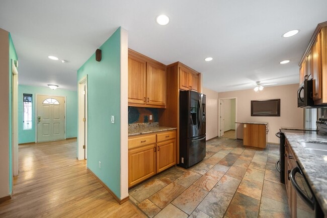 Building Photo - 5 Bed 2.5 Bath Spacious House For Rent In Poulsbo!!!