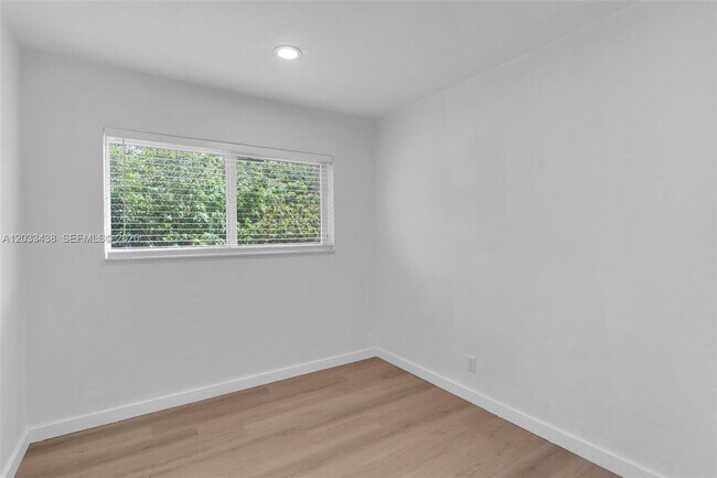 Building Photo - 401 SW 25th Ave