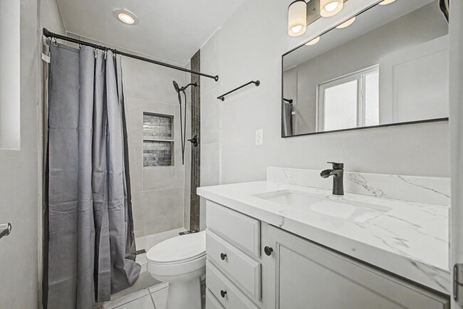 Building Photo - 8730 E Rancho Vista Dr