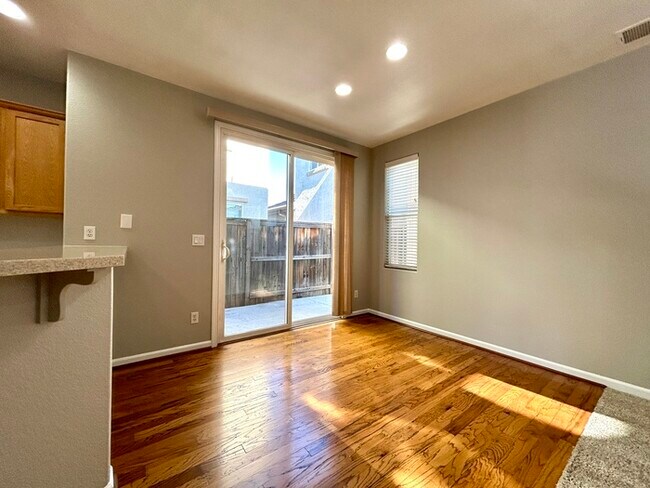 Building Photo - Beautiful 3 Bedroom Located in Roseville Strada Community!