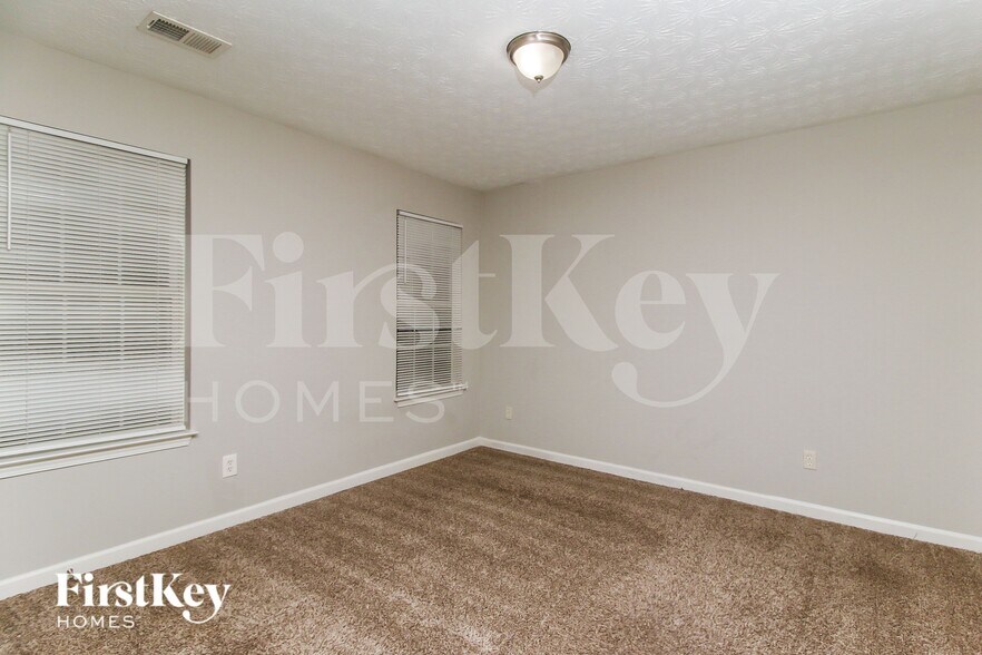 Building Photo - 7046 Setters Way