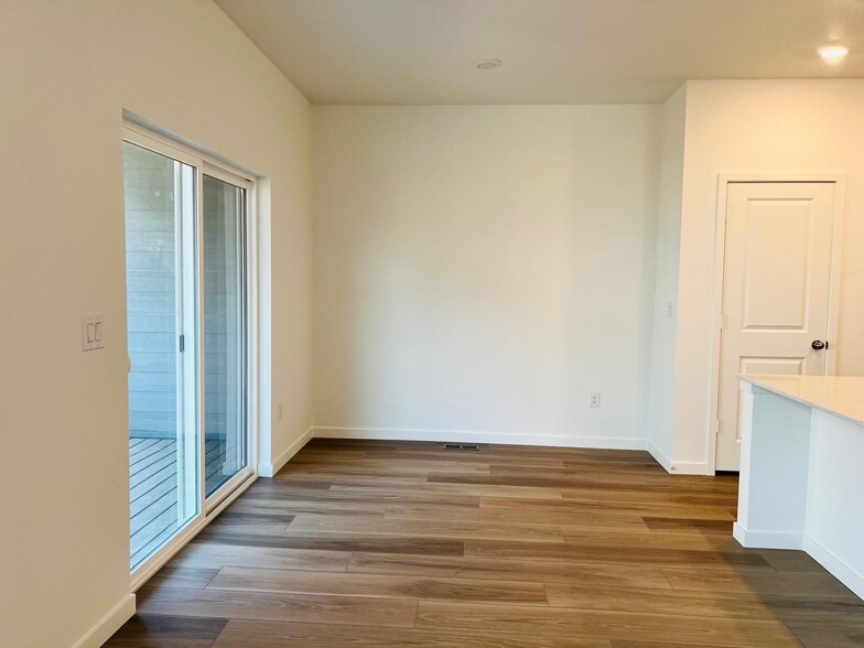 Building Photo - 637 Lillibrook Pl
