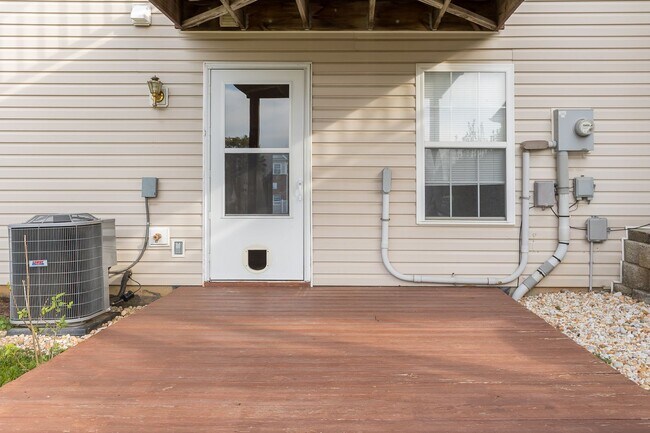 Building Photo - Spacious 3-Bedroom Townhome with Garage in a Prime Harrisonburg Location!