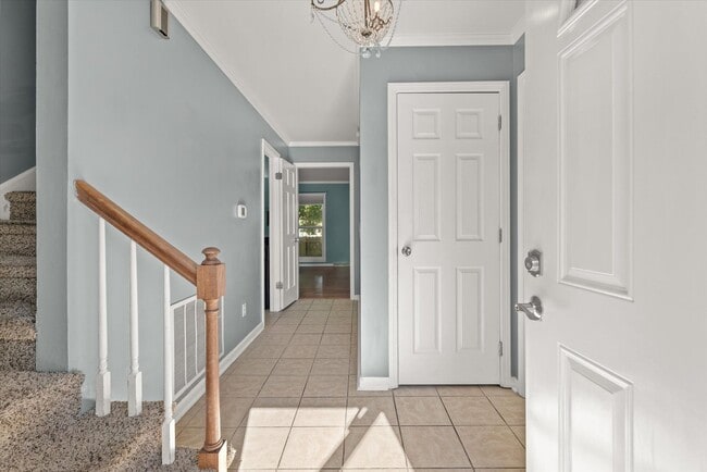 Building Photo - Inviting 3-bedroom, 1.5-bath home in the h...