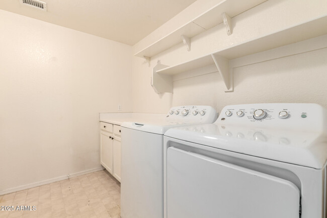Building Photo - 5543 E Blanche Dr