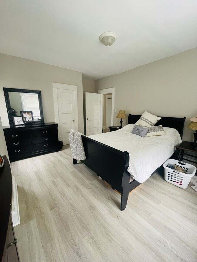 Building Photo - Beautifully Renovated 3bdrm/1.5bth Home Located in Richmond's North-side!