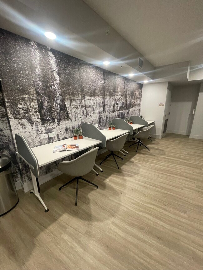 Building Photo - 710 SE 22nd St