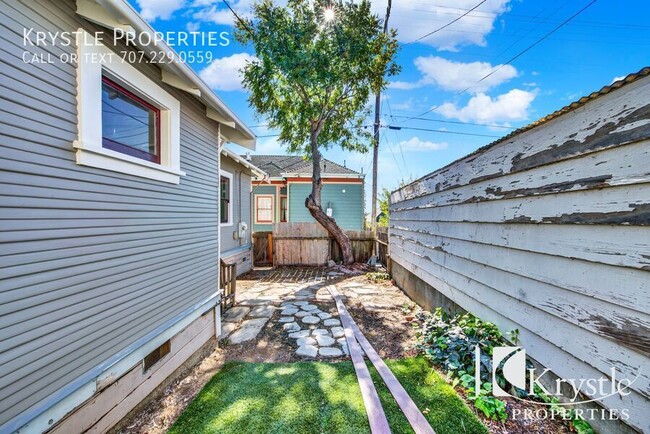 Building Photo - Spacious One Bedroom Craftsman-era Cottage