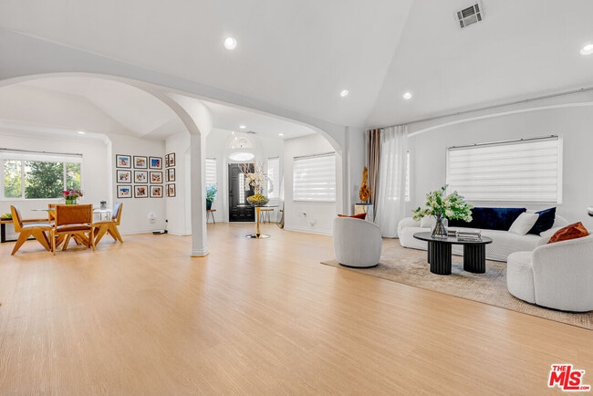 Building Photo - 367 S Oak Ave