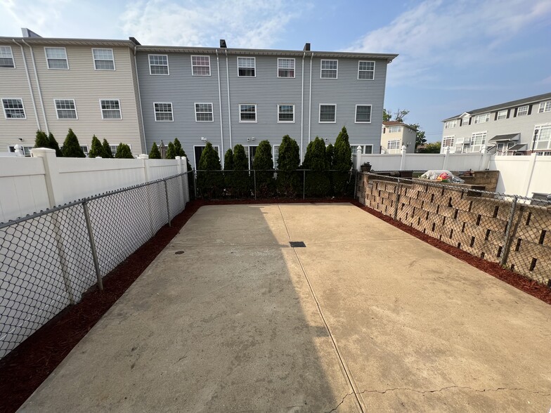 Building Photo - 143 Admiral Ln