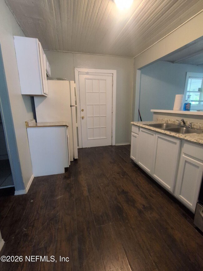 Building Photo - 2092 Benedict Rd