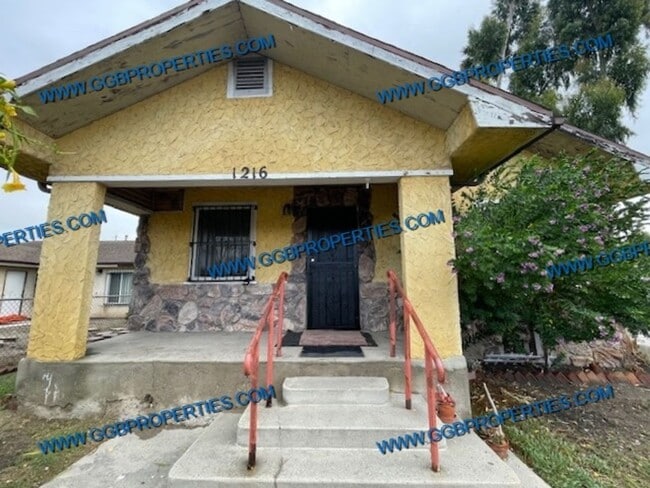 Primary Photo - Rent Ready / / Charming 3 Bedoom Home with...