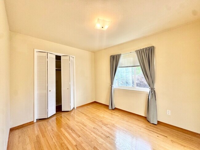 Building Photo - Stunning 3-bedroom, 2-bathroom home with a bonus room/office!