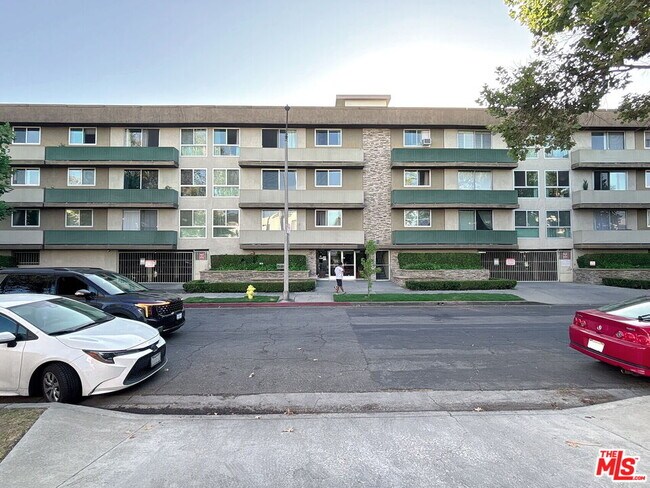 Primary Photo - 525 N Sycamore Ave