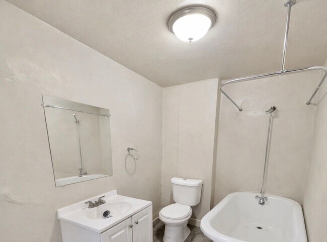 Building Photo - 1833 E 3rd St