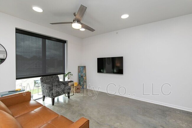Building Photo - 315 5th St