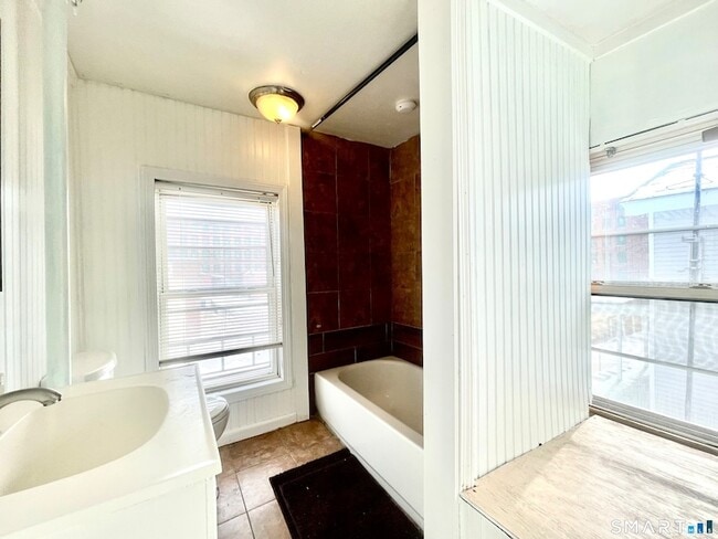 Building Photo - 128 Franklin St