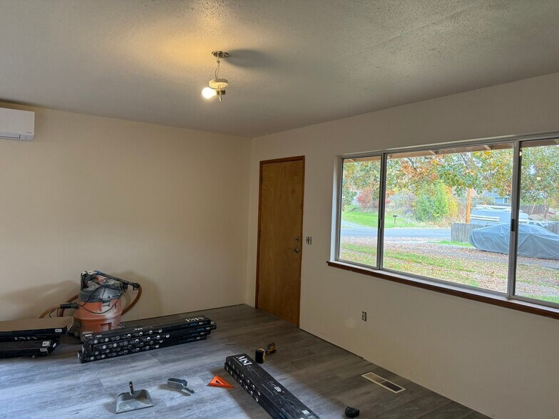 Building Photo - 1337 SW Foundry St