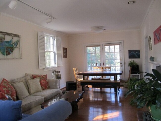 Building Photo - Chapel Hill / Historical District House