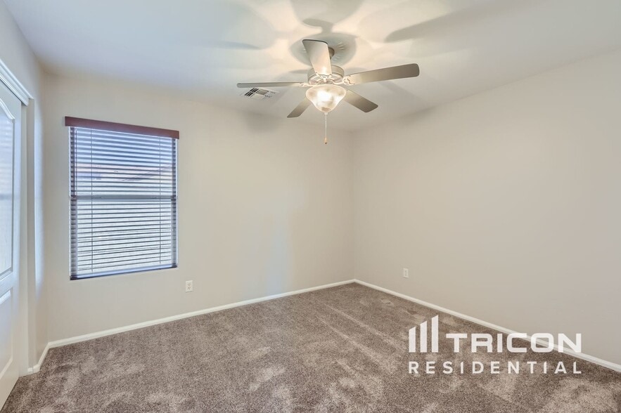 Building Photo - 40781 W Robbins Dr