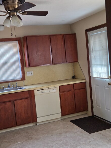 Building Photo - 76 William St