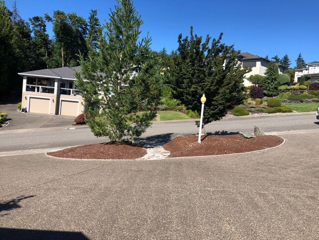 Building Photo - UNIQUE RAMBLER with views in Dockside at Kitsap Lake!