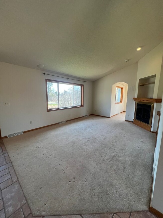Building Photo - AVAILABLE NOW - 4 Bed, 3.5 Bath Home in He...