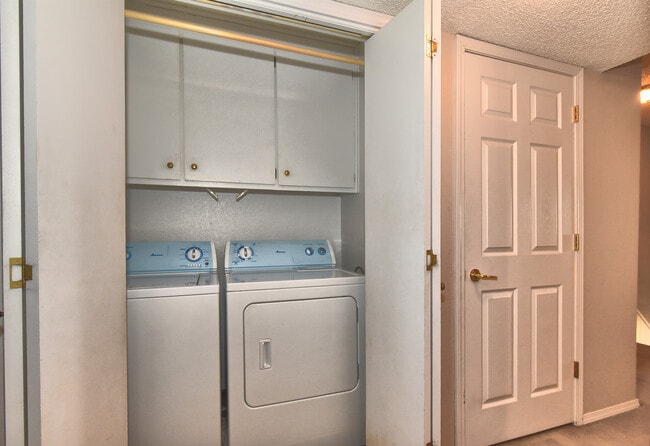 Building Photo - 1023 E Thompson Ave