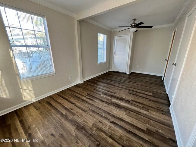 Building Photo - 4550 Crescent St