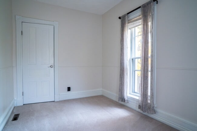 Building Photo - 422 S Michigan Ave