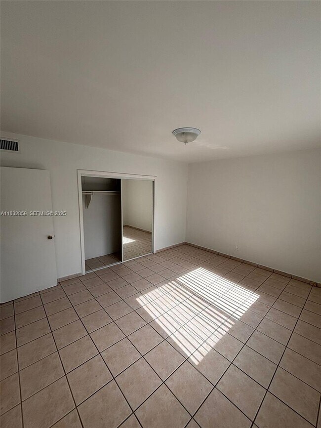 Building Photo - 2101 Calais Dr